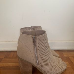 Opened toe Tan boots